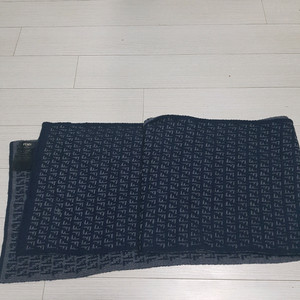 펜디 머플러 짙은 남색