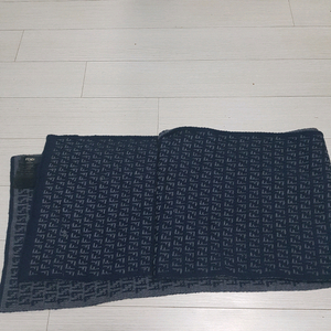 펜디 머플러 짙은 남색