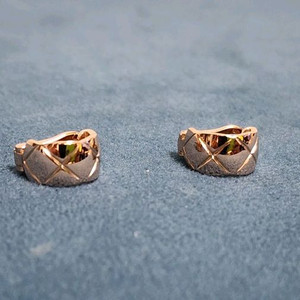 18k 베이지골드 색상 퀄팅 귀걸이