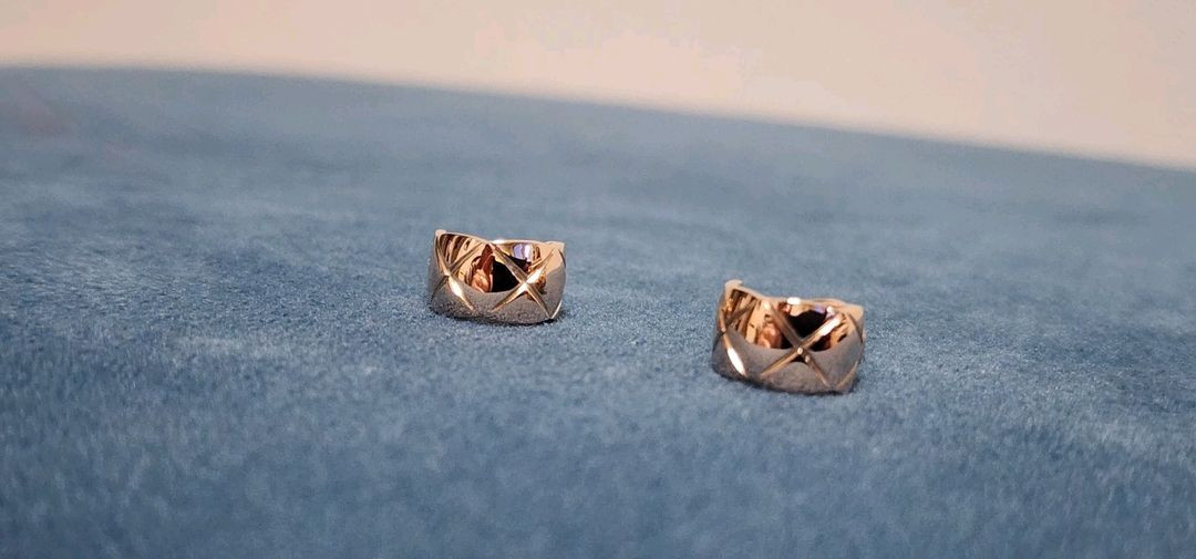 18k 베이지골드 색상 퀄팅 귀걸이--2