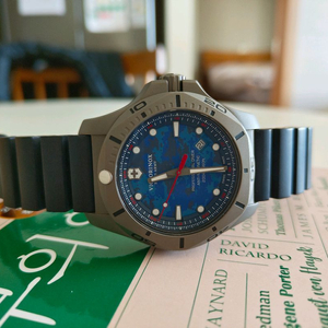 빅토리녹스 이녹스 티타늄 시계