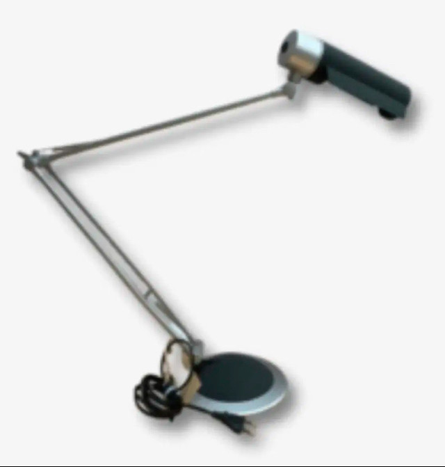 오슬람 명품 스탠드(OSRAM DULUX TABLE EL20W) 10만원에 판매합니다. 마지막 사진에 있는 전구색이--2