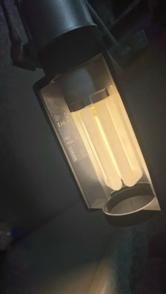 오슬람 명품 스탠드(OSRAM DULUX TABLE EL20W) 10만원에 판매합니다. 마지막 사진에 있는 전구색이--4