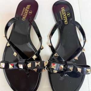 발렌티노 락스터드 쪼리 슬리퍼