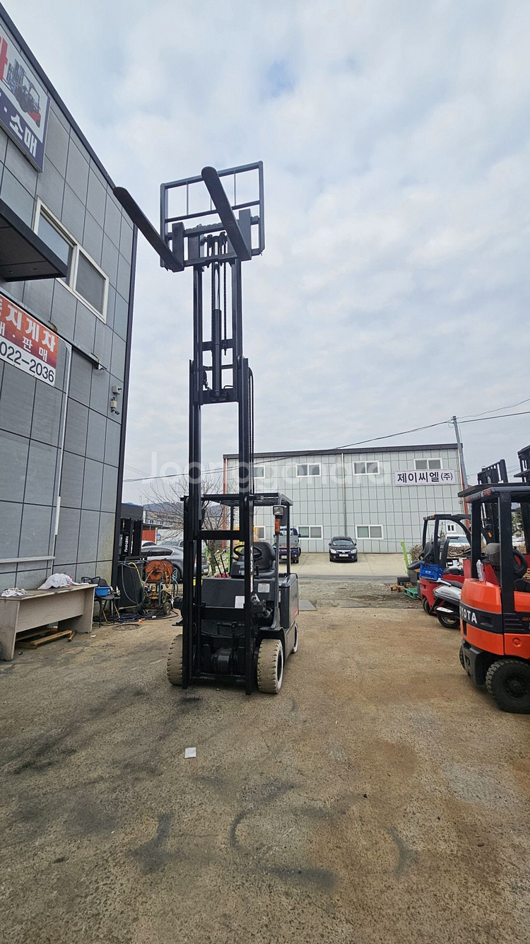배터리좋은 최신형 TCM 좌식2.5톤 전동지게차 삼단 4.35M인상 850만--0
