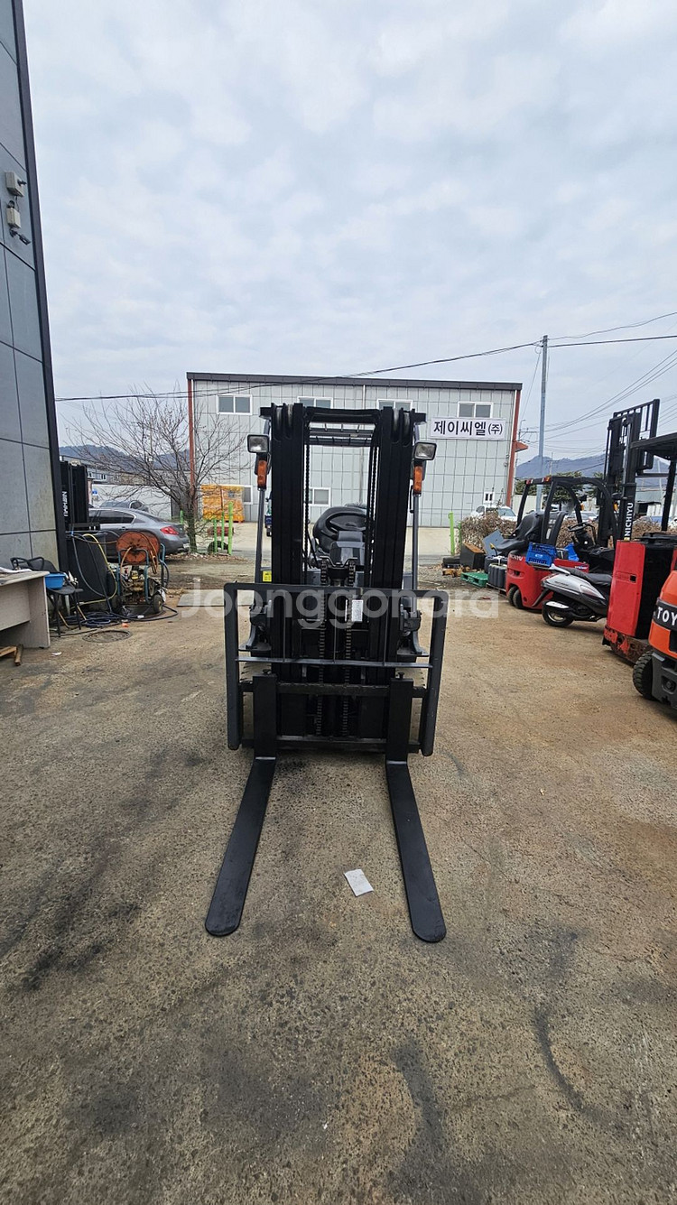 배터리좋은 최신형 TCM 좌식2.5톤 전동지게차 삼단 4.35M인상 850만--2