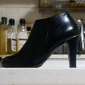 여성 블랙 앵클부츠 235사이즈 굽9