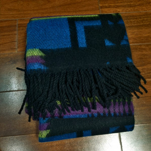 도톰한 기하학무늬 목도리 숄