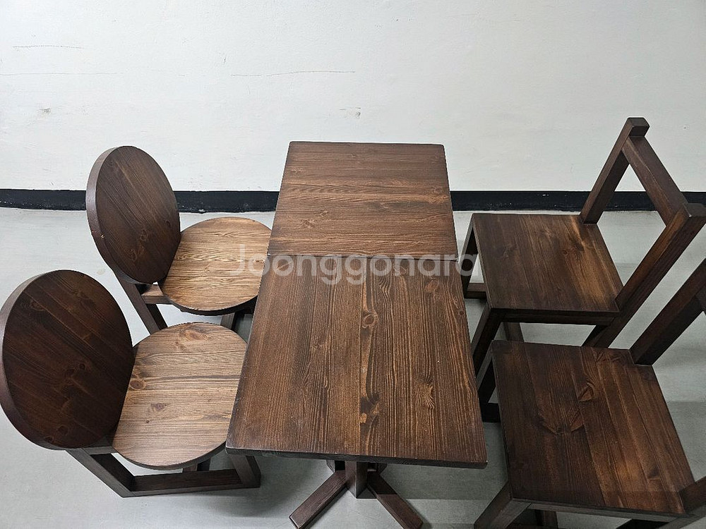 소년과 나무 사각 테이블 4개 팝니다.--0