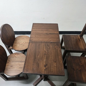 소년과 나무 사각 테이블 4개 팝니다.
