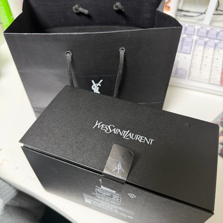 미개봉)입생로랑 글로우 팩트 쿠션+립 글로스--1