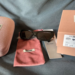 미우미우 SMU 09W 블랙 선글라스