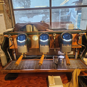 에스프레소머신 sanremo cafe racer 3gr 판매합니다. 이미지