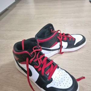 조던1 미드 블랙/화이트/레드.245 이미지