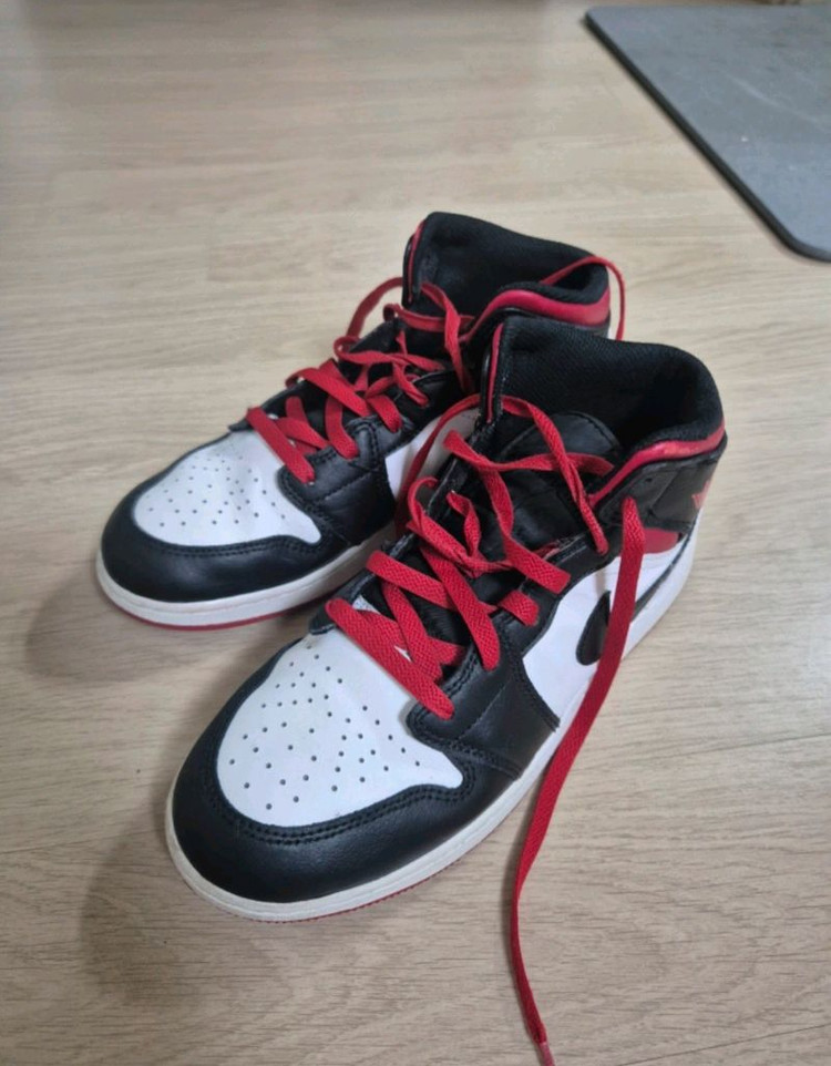 조던1 미드 블랙/화이트/레드.245 이미지