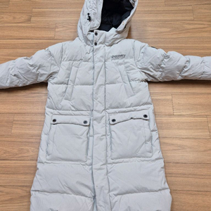 디스커버리 익스페디션 키즈 롱패딩 아이보리 색상입니다. 사이즈는 130입니다. 엉덩이 덮는 기장이라 따뜻하게 입을