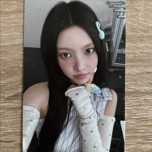 아일릿 윤아 포카 이미지