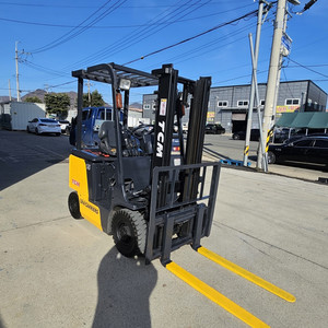 배터리가 2018년식인 티시엠 좌식 1.5톤 전동지게차 사이드시프트 600만