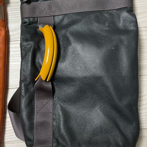 만다리나덕 슬링백 크로스백