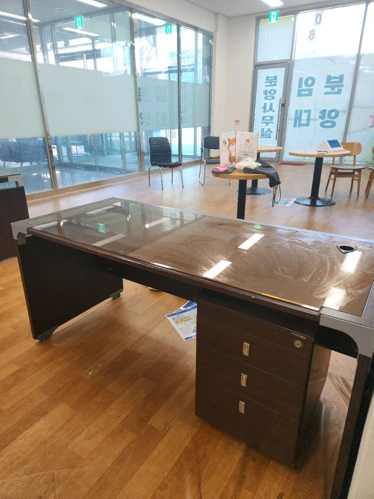 업무용 사무실 책상 및 협탁 쇼파 쇼파테이블 수납장 이미지