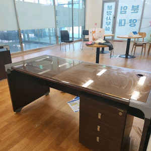 업무용 사무실 책상 및 협탁 쇼파 쇼파테이블 수납장 이미지