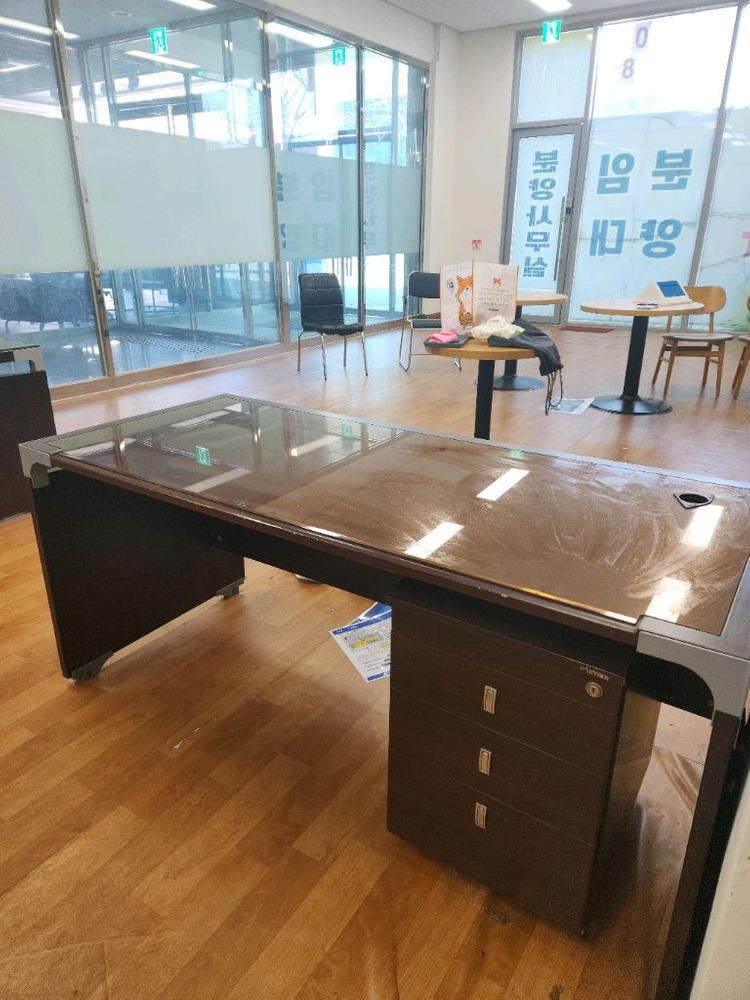 업무용 사무실 책상 및 협탁 쇼파 쇼파테이블 수납장 이미지