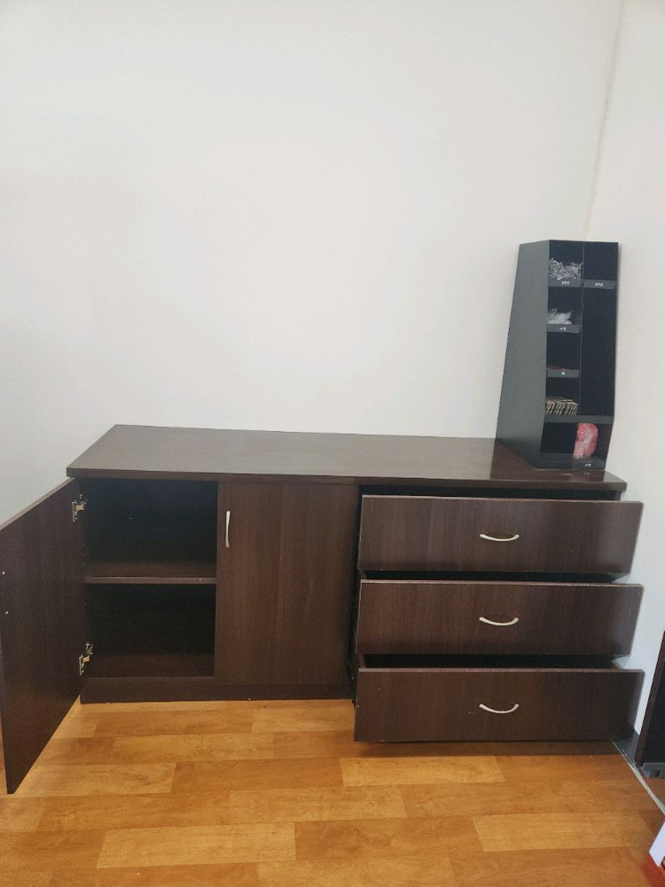 업무용 사무실 책상 및 협탁 쇼파 쇼파테이블 수납장 이미지