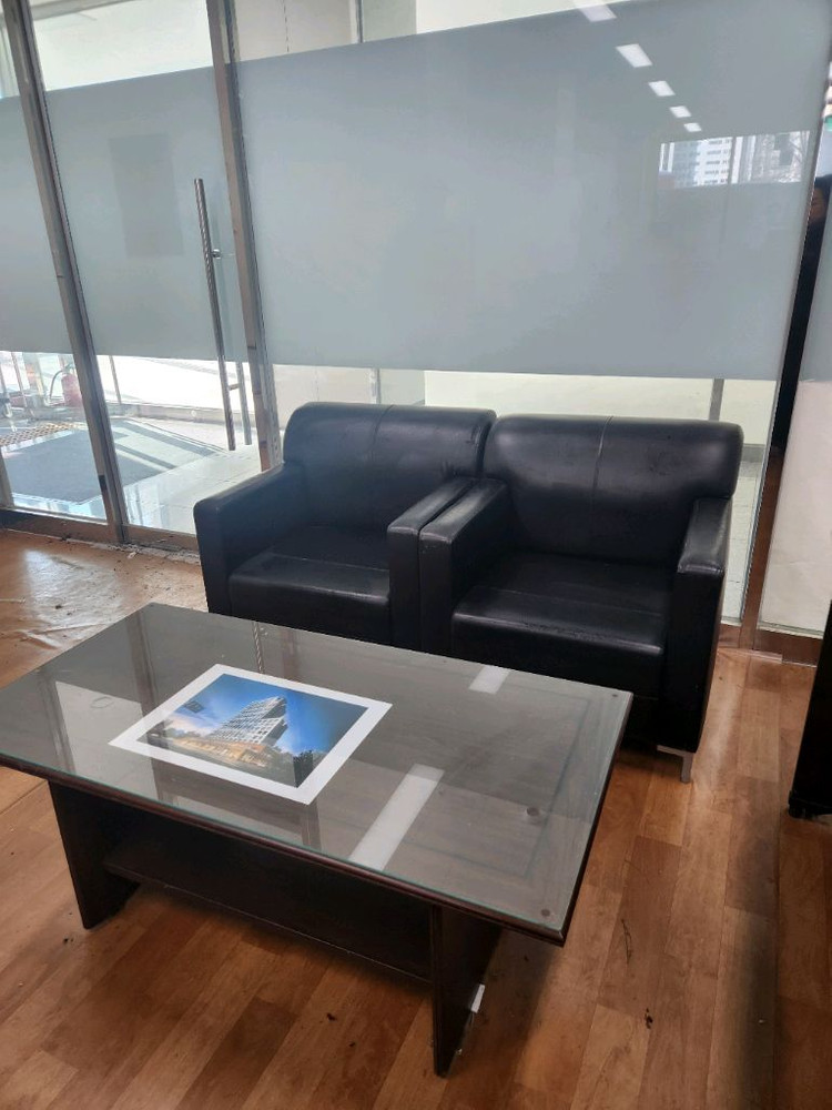 업무용 사무실 책상 및 협탁 쇼파 쇼파테이블 수납장 이미지