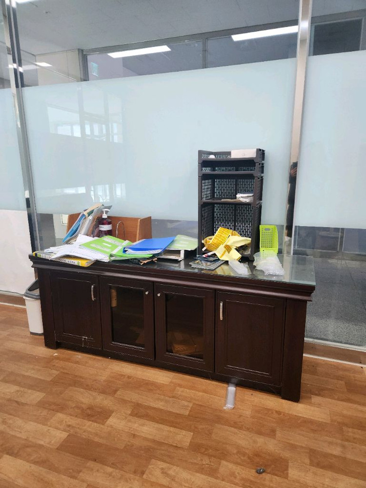 업무용 사무실 책상 및 협탁 쇼파 쇼파테이블 수납장 이미지