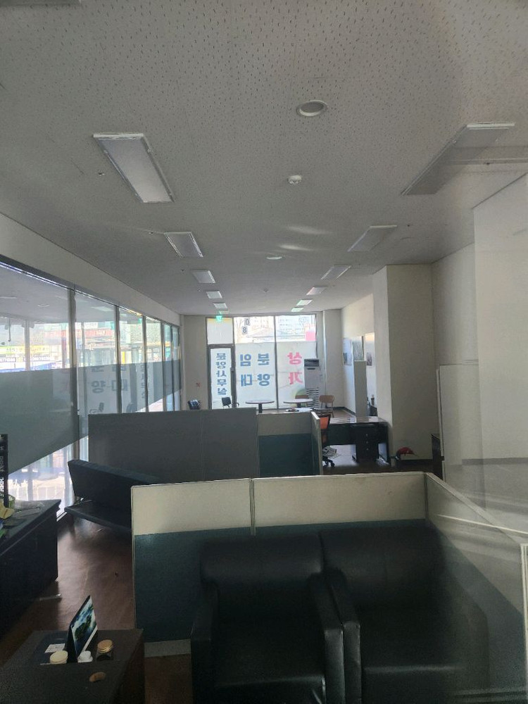 업무용 사무실 책상 및 협탁 쇼파 쇼파테이블 수납장 이미지