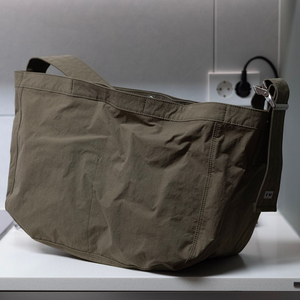 엔즈앤드민즈 뉴스페이퍼백 카키