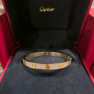 까르띠에 러브팔찌 풀파베 옐로우골드 18호 팝니다