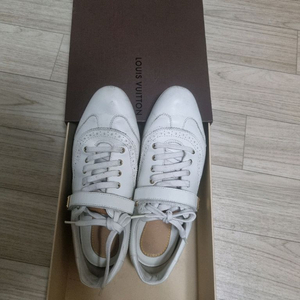 (정품)루이비통 흰색 스니커즈 36사이즈입니다
