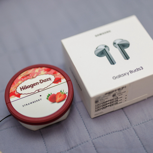 삼성 갤럭시버즈3 실버 + 하겐다즈 케이스 (상태 최상)
