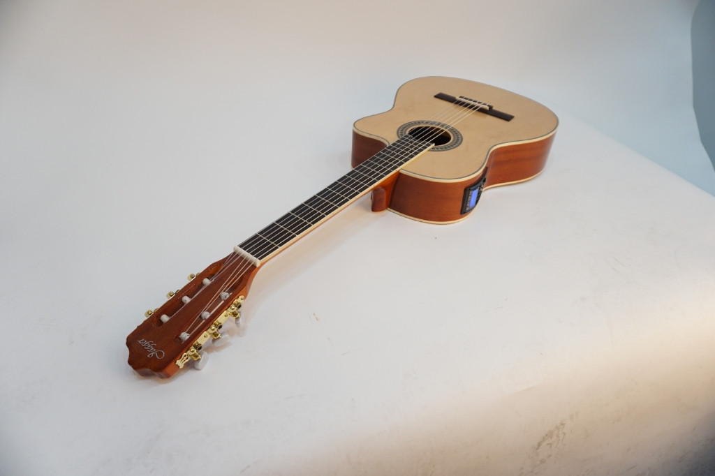 새제품 듀얼소스 EQ 클래식 기타 절반가에 팝니다--5