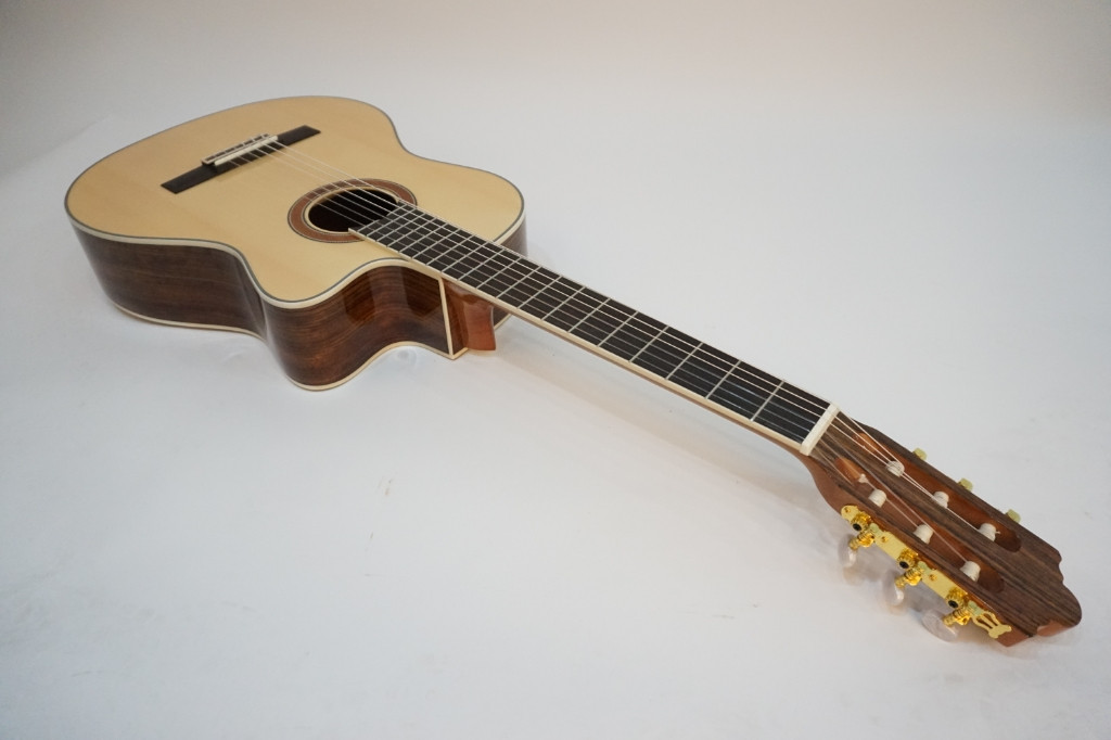 새제품 듀얼소스 EQ 클래식 기타 절반가에 팝니다--6