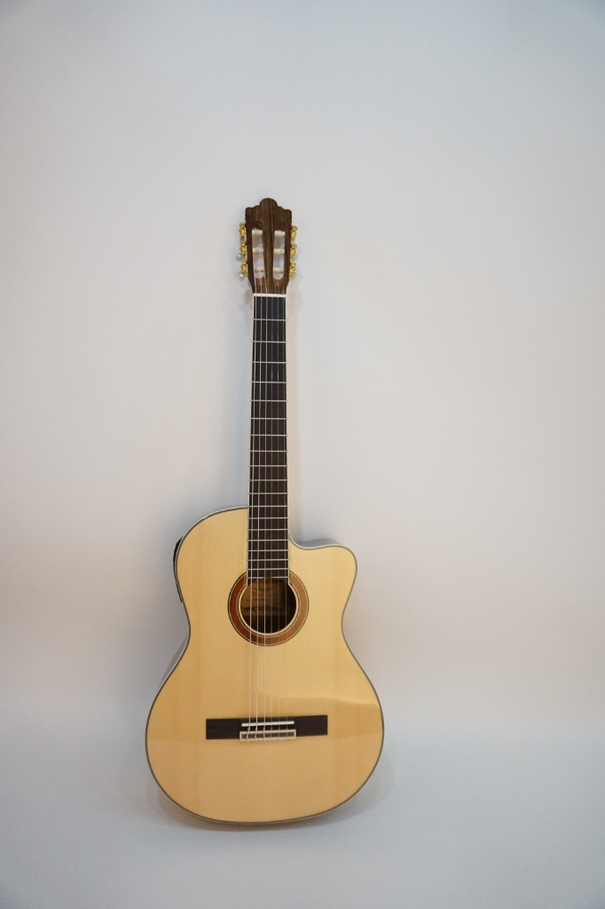 새제품 듀얼소스 EQ 클래식 기타 절반가에 팝니다--7