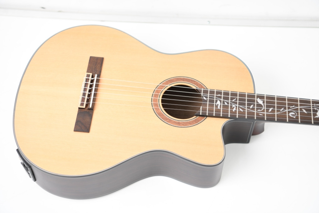 새제품 듀얼소스 EQ 클래식 기타 절반가에 팝니다--8