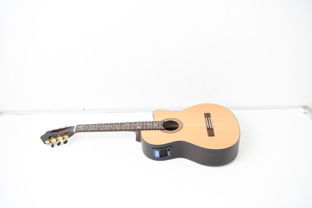 새제품 듀얼소스 EQ 클래식 기타 절반가에 팝니다--9