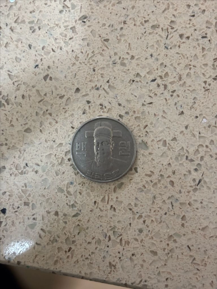 1982년도 100원 동전 이미지