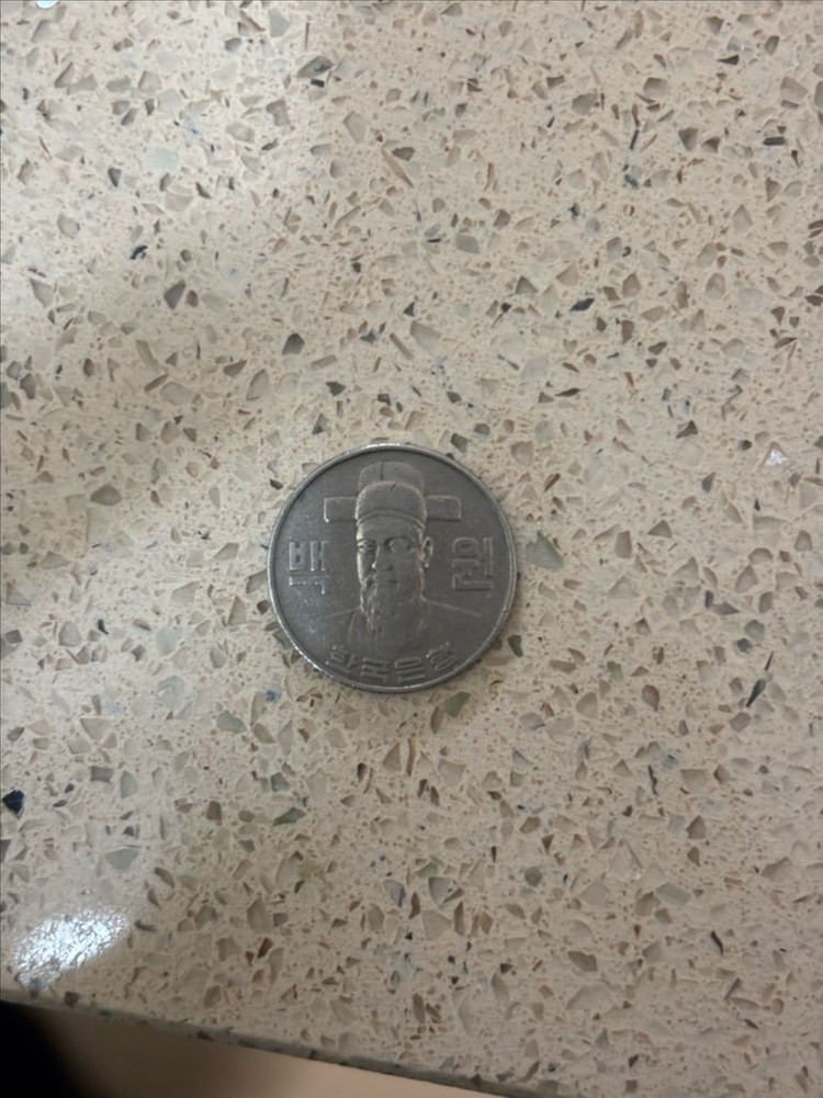 1982년도 100원 동전 이미지