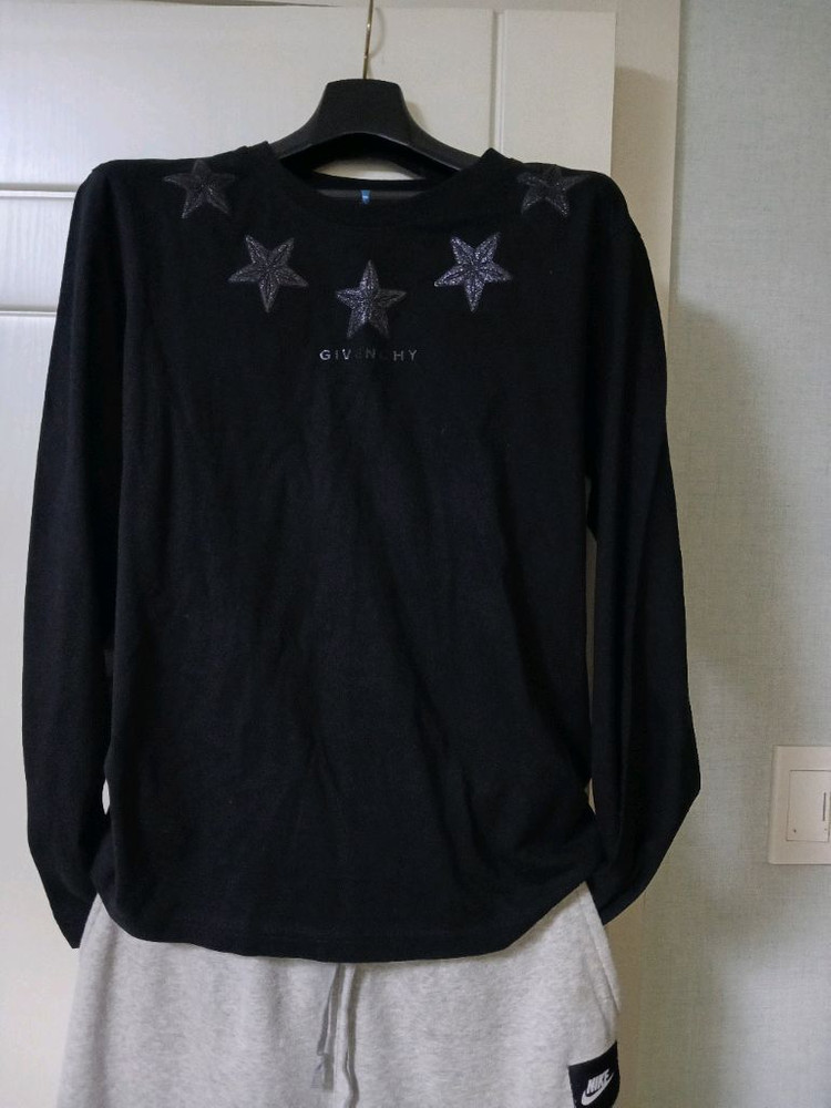 지방시 별 패턴 맨투맨 이미지