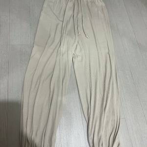 부디무드라 립조거 베이지