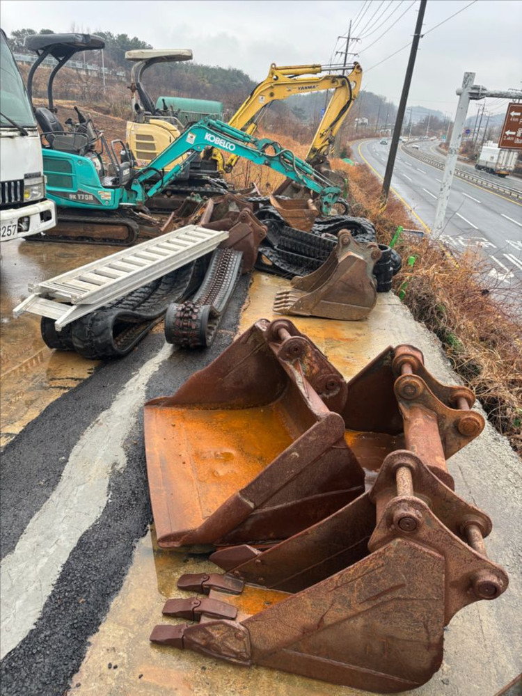 굴삭기 어태치먼트 뿌레카 버켓 바가지 브레이커 링크 클램프 고무트랙 채바가지 판매합니다. 굴착기 포크레인 이미지