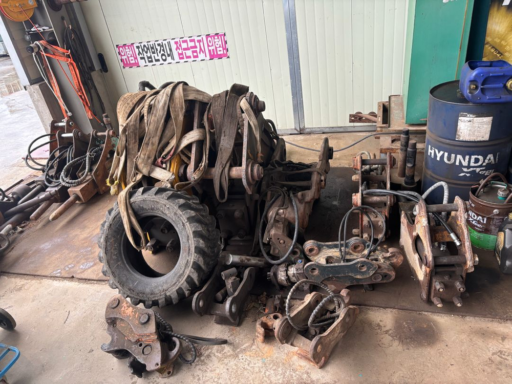 굴삭기 어태치먼트 뿌레카 버켓 바가지 브레이커 링크 클램프 고무트랙 채바가지 판매합니다. 굴착기 포크레인 이미지