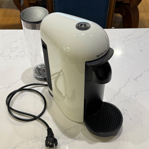 네스프레소 버츄오 플러스 캡슐 커피 머신 화이트 새상태 팝니다.