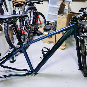 신품급 MTB 프레임 27.5-16인치. 앞 포크 덤 포함