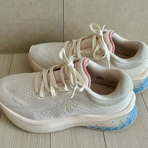 데상트 운동화 230 이미지