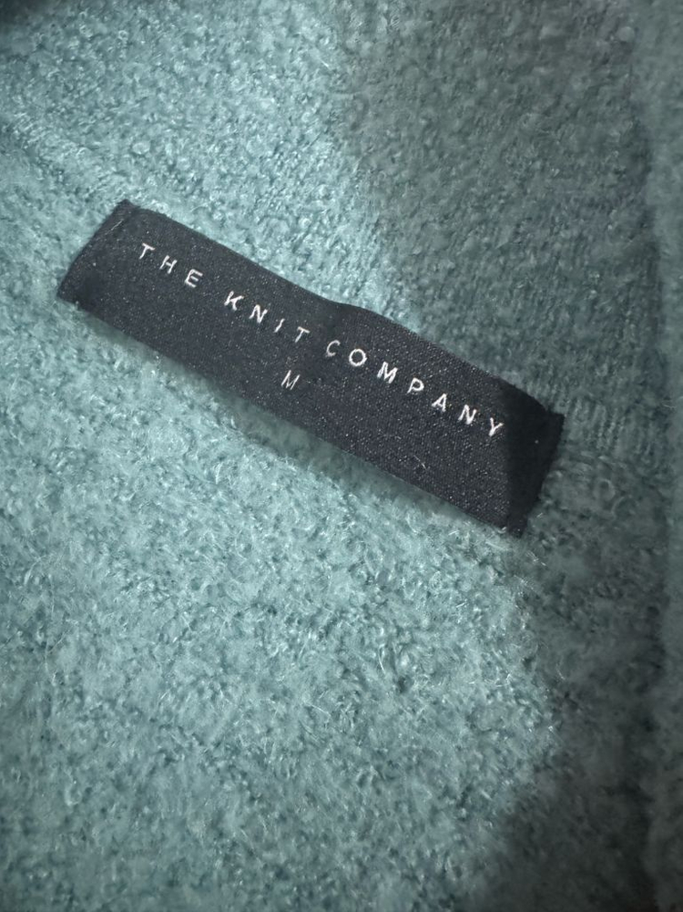 더니트컴퍼니 22시즌 오프넥 오퍼닛 부클 니트 이미지