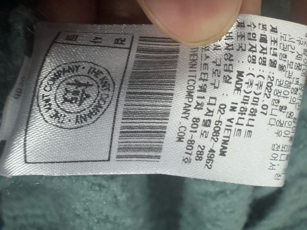 더니트컴퍼니 22시즌 오프넥 오퍼닛 부클 니트 이미지